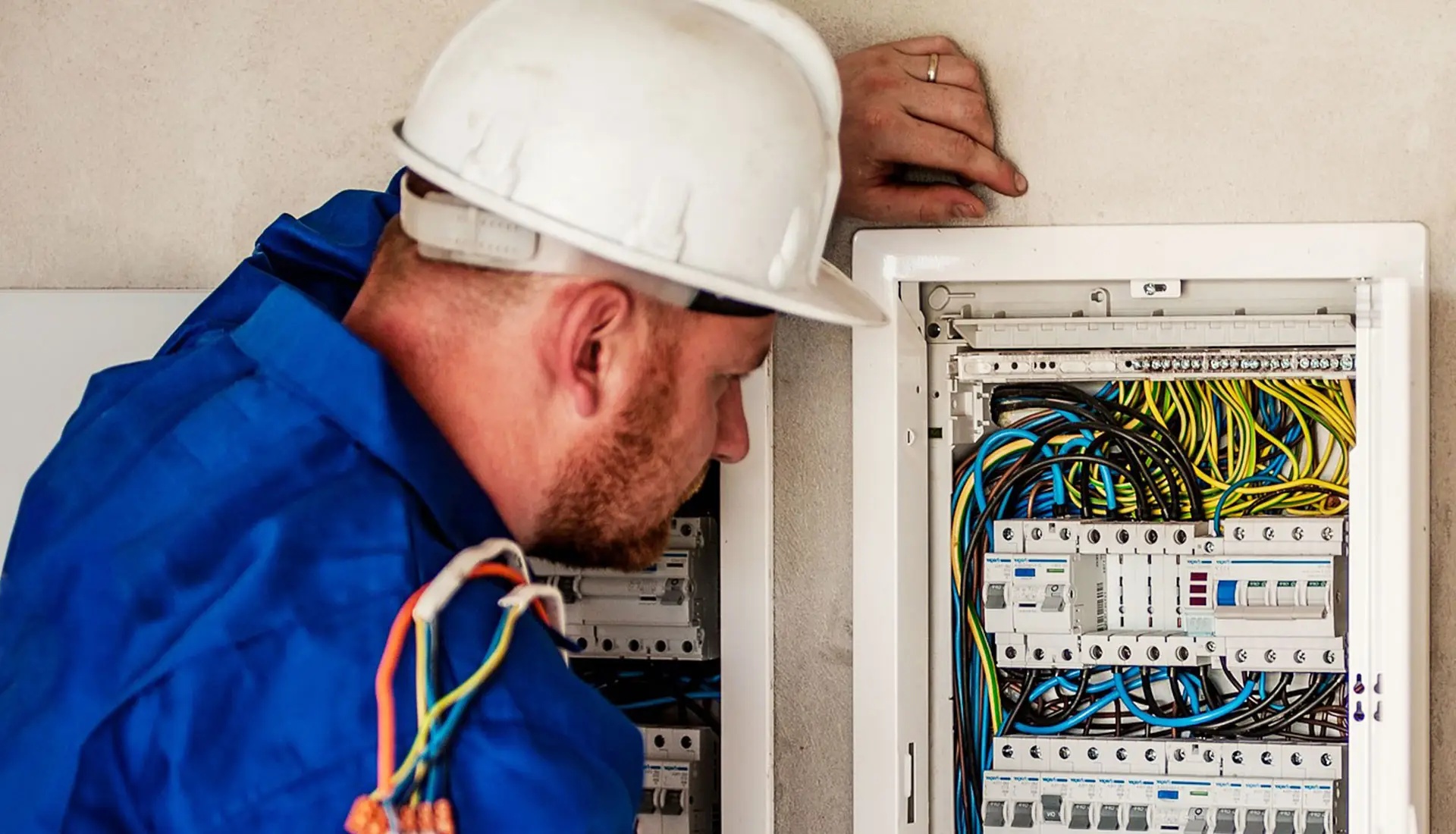 Elektrik töötamas elektrikilbi juures
